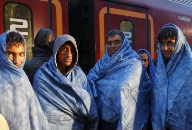 النمسا تعيد اللاجئين إلى المجر