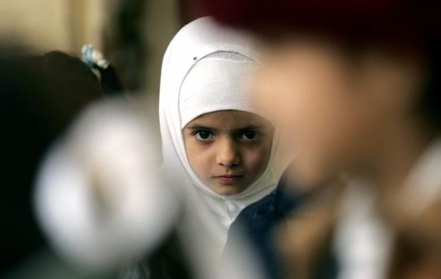 Ein Mädchen mit Kopftuch: Die Kleidervorschrift signalisiert Geschlechtsreife und Heiratsfähigkeit. Bild: Keystone