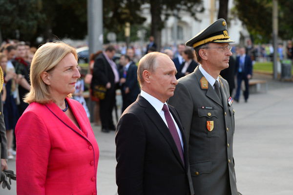 بوتين بصحبة وزيرة الخارجية النمساوية, كارين كنايسل