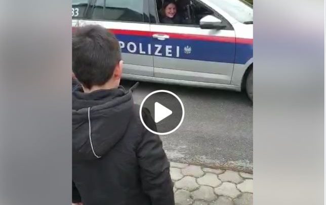 الشرطة النمساوية تفاجئ طفلاً بعيد ميلاده