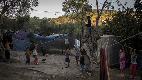 صور لأطفال في مخيم للاجئين
