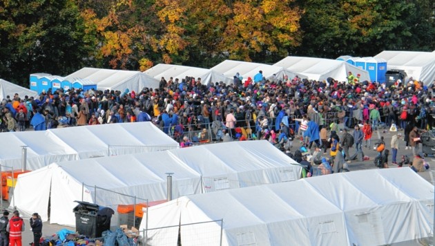 الاتحاد الأوروبي وأزمة اللجوء, اللاجئون في مخيم يوناني