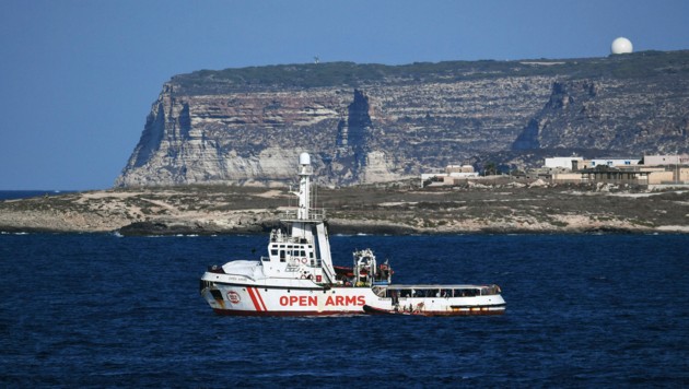 لاجئون، سفينة انقاذ في البحر المتوسط