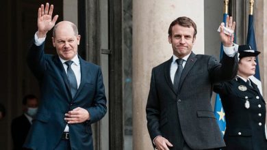 الرئيس الفرنسي إيمانويل ماكرون والمستشار الألماني الجديد أولاف شولتس، في قصر الإليزيه، 10 ديسمبر2021 - حقوق النشر AP