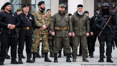 يتفاخر رئيس الشيشان رمضان قديروف بدور قواته في القتال إلى جانب روسيا في أوكرانيا (الصورة من وكالة تاس الروسية الحكومية)