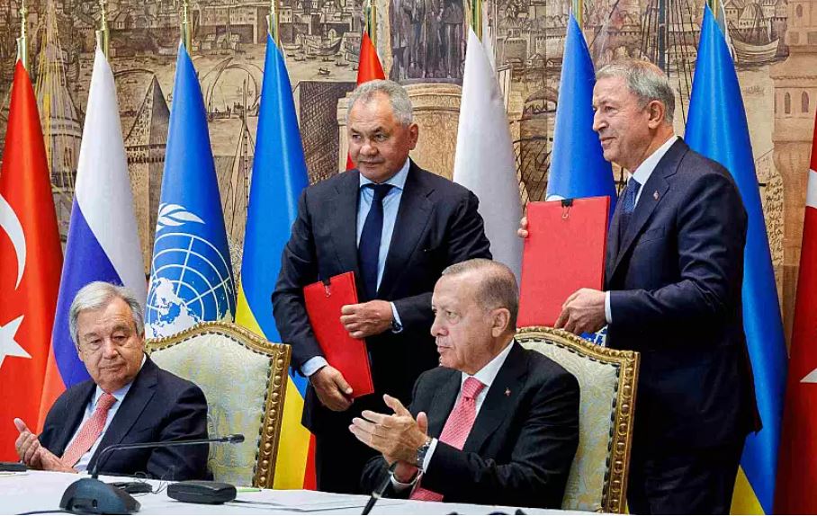 خلال حفل التوقيع على اتفاقية استئناف تصدير الحبوب من أوكرانيا عبر البحر الأسود، اسطنبول، تركيا، الجمعة 22 يوليو 2022.AP Photo