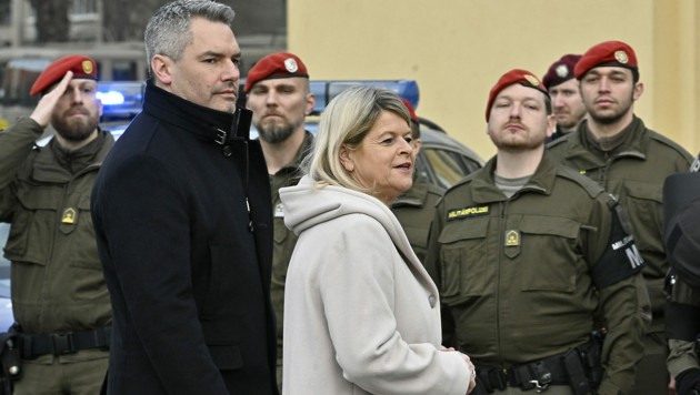 وزيرة الدفاع والمستشار النمساوي أمام وحدة من القوات المسلحة