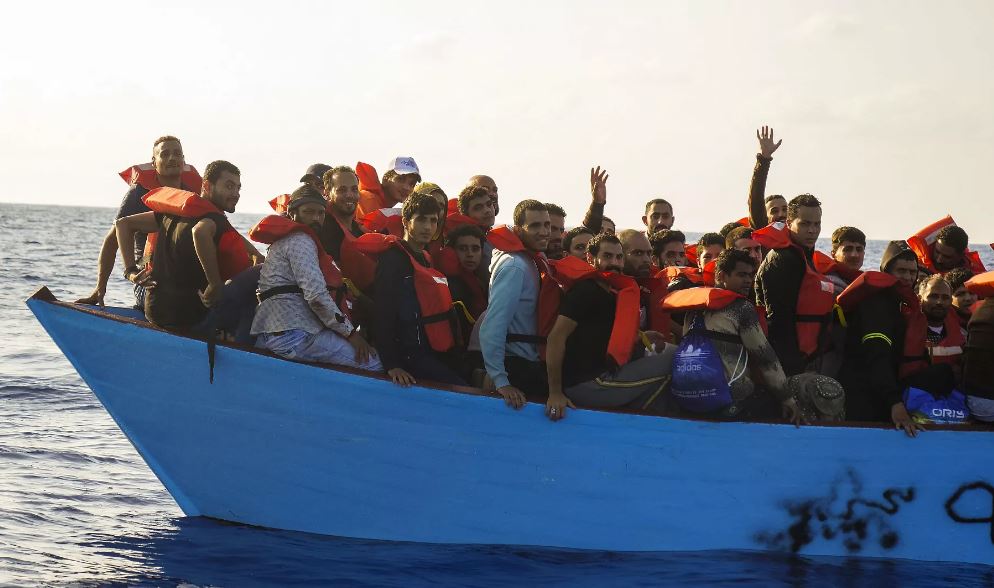 إنقاذ مهاجرين من البحر على بعد حوالي 30 ميلاً قبالة ليبيا